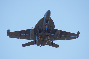 横田基地にアプローチするEA-18Gグラウラー 