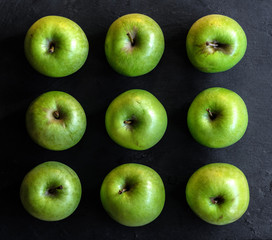 green apples aligned ordinates isolated on black background tic tac toe