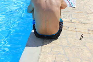 ragazzo in piscina