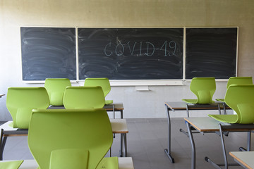 ecole education enseignement confinement rentree reprise vide classe banc chaise tableau covid-19