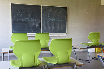 ecole education enseignement confinement rentree reprise vide classe banc chaise tableau covid-19