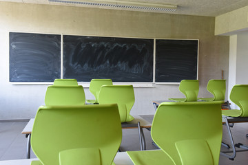 ecole education enseignement confinement rentree reprise vide classe banc chaise tableau covid-19