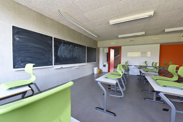 ecole education enseignement confinement rentree reprise vide classe banc chaise tableau covid-19
