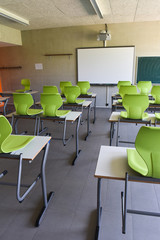ecole education enseignement confinement rentree reprise vide classe banc chaise tableau covid-19