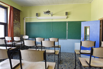 ecole education enseignement confinement rentree reprise vide classe banc chaise tableau covid-19