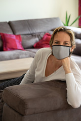 Obraz premium femme avec masque