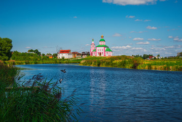 Fototapeta na wymiar SuLandscape with the river Kamenka and the Church of St. Elijah, Suzdal
