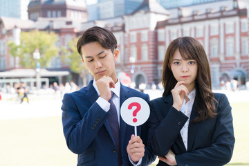 ？マークを出す　ビジネス　男女