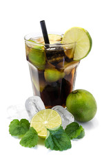 Cuba libre Cocktail isoliert auf weißem Hintergrund
