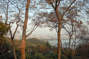 Obraz premium West Lake (Xi Hu) in Hangzhou, Zhejiang Province, China. View from Baoshi Hill across West Lake to Hangzhou city. West Lake is a major UNESCO tourist attraction in Hangzhou, China.
