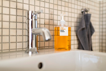 Händewaschen mit Seife. Stop Corona Wash Hands.