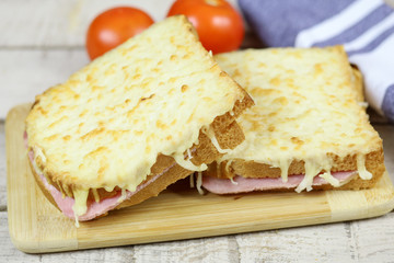 croque-monsieur sur une planche à découper