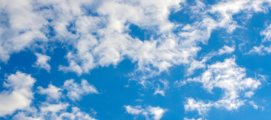 Obraz premium White clouds in blue sky