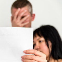 Couple lisant une mauvaise nouvelle sur une lettre