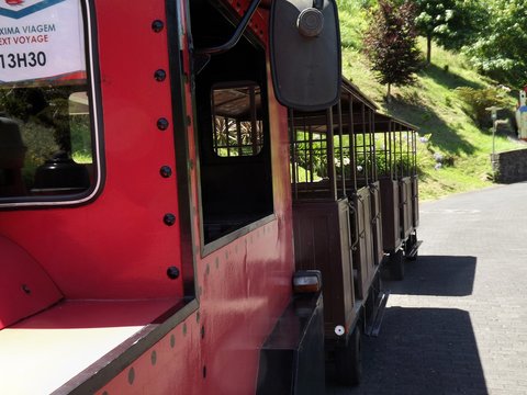 Un tren rojo parado 
