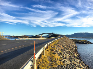 Most przy oceanie w Norwegii