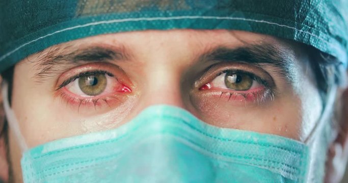 Occhi di un medico che piange.