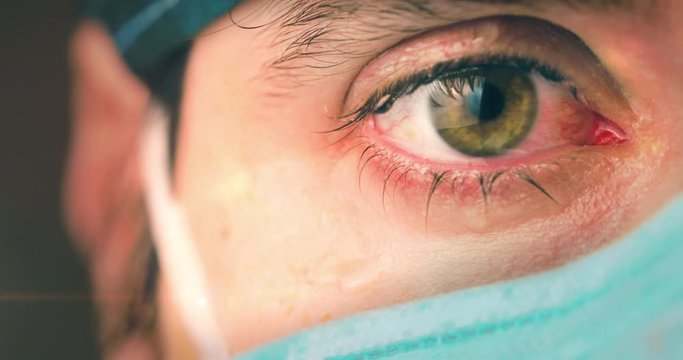 Occhi di un medico che piange.