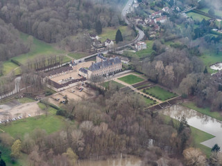 Obraz premium vue aérienne du château des Mesnuls dans les Yvelines en France