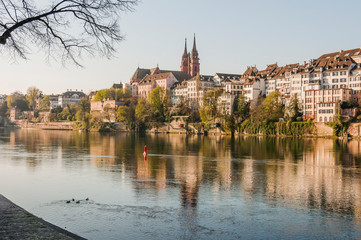 Basel, Münster, Kirche, Pfalz, Rhein, Rheinufer, Stadt, Altstadt, Altstadthäuser, Grossbasel, Kleinbasel, Frühling, Rheinschifffahrt, Fähre, Morgenstimmung, Wasservögel, Schweiz