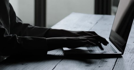 クレジットカードを持ちパソコン作業をする若い女性のシルエット姿 Wall Mural West Photo