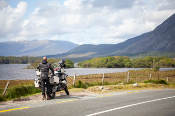 Fototapeta na wymiar En moto por Irlanda