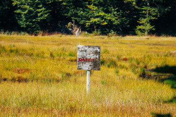 Danger-Schild im Moor