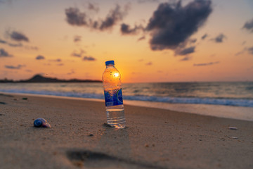 Fototapeta na wymiar Strand, Sonnenaufgang, Wasserflasche