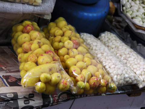 Mellocos en funda listos para la venta, tambi&eacute;n llamados ollucos