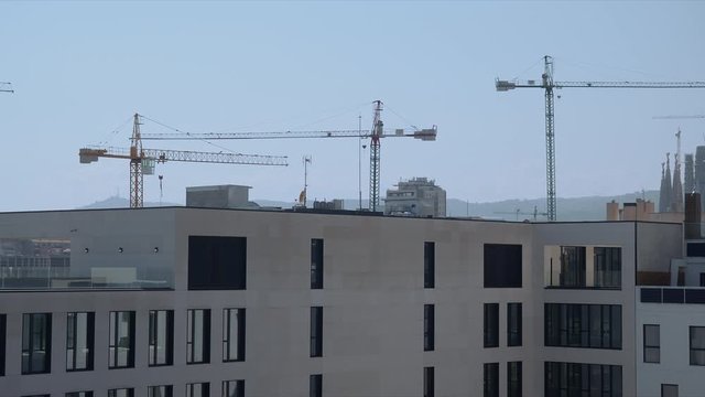 Zona Comercial de Pueblo nuevo (Poble Nou) en Barcelona, zona de oficinas, con la torre Agbar, vistas desde la azotea