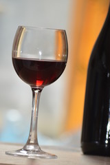 bicchiere di vino rosso e bottiglia drink alcolico
