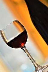 bicchiere di vino rosso e bottiglia drink alcolico