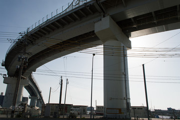 Fototapeta premium カーブしている高架橋を下から見上げる