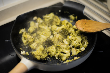 Cocinando brócoli en cocina moderna y saludable
