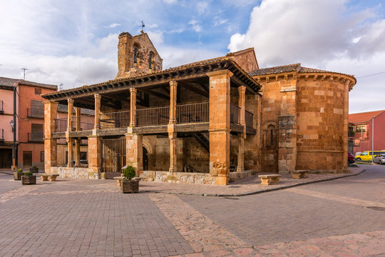 Main square of the town of Ayllón in the province of Segovia. San Miguel Church, built in the 12th century. Considered one of the most beautiful towns in Spain.