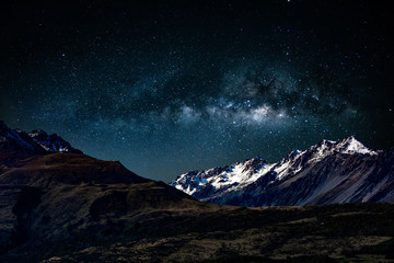 Backgrounds night sky with stars and milky way over the snow- capped mountains at south island new zealand