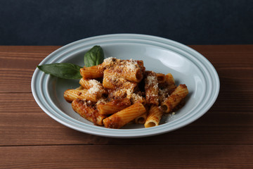 リガトーニ ミートソース パスタ テーブル