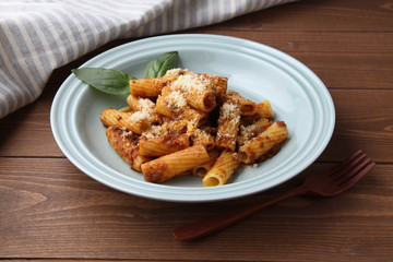 リガトーニ ミートソース パスタ テーブル