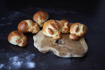 Wypieki drożdżowe zajączki © GLmedia