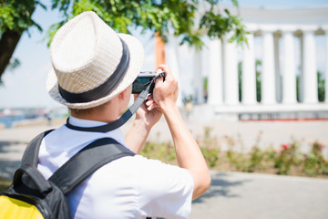 Obraz premium young tourist photographing the building