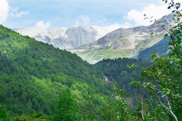 Fototapeta premium montañas y cascada