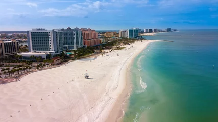 Photo sur Plexiglas Clearwater Beach, Floride Clearwater Beach en Floride. Hôtels et restaurants sur l& 39 île. Plages blanches de la Floride. Vacances de printemps ou d& 39 été. Eau turquoise du golfe du Mexique.