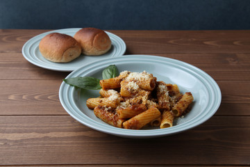 リガトーニ パスタとパン ランチ テーブル