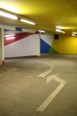 Flèches directionnelles sur le sol. Parking souterrain gratuit. 2KM3. Saint-Gervais-les-Bains. Haute-Savoie. France.