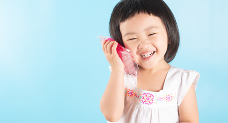 Cute Asian girls are using ice bags. Apply on the cheek to reduce toothache.