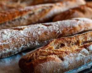 la fragranza ed il profumo del pane integrale fatto in casa appena sfornato e spolverato di farina 