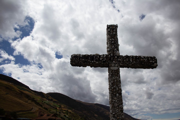 cruz de piedra en los andes