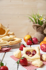 gebackene gefüllte Blätterteigtaschen mit Früchten wie Erdbeeren und Pudding