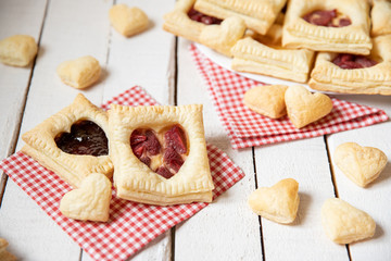 gebackene gefüllte Blätterteigtaschen mit Früchten wie Erdbeeren und Pudding