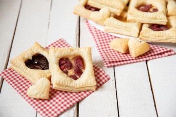 gebackene gefüllte Blätterteigtaschen mit Früchten wie Erdbeeren und Pudding